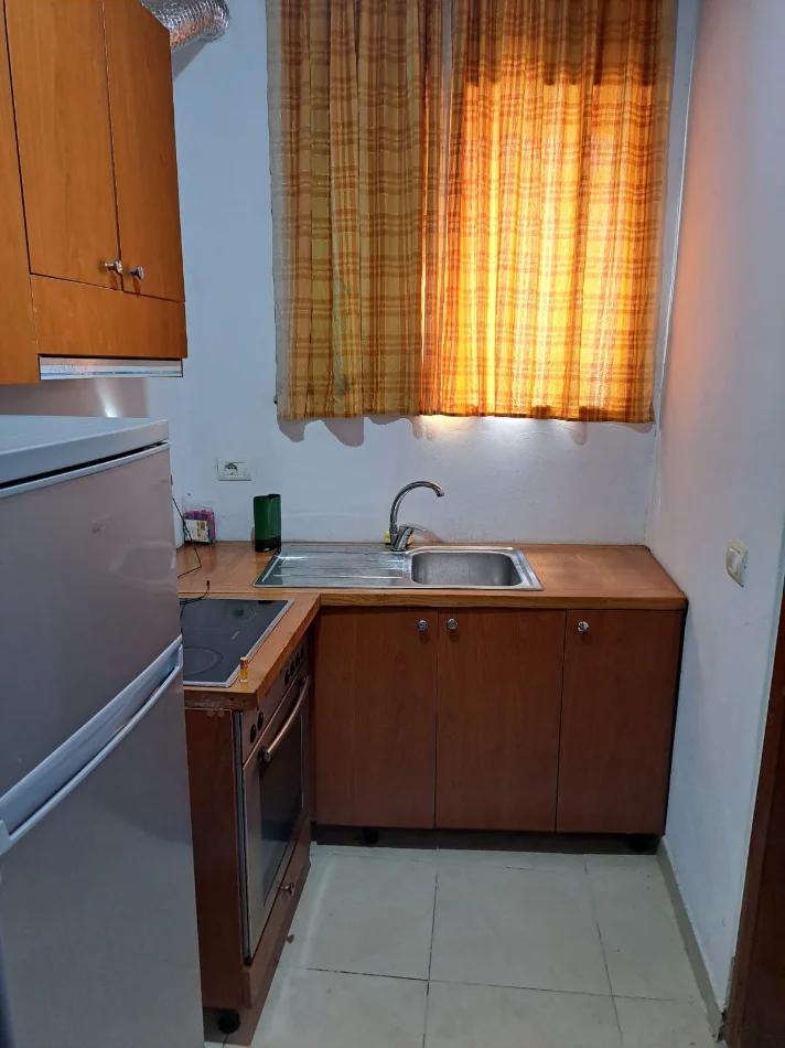Tirane, jepet me qera apartament 1+1+Ballkon Kati 0, 55 m² 200 € 