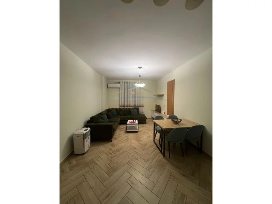 Tirane, jepet me qera apartament 1+1 Kati 5, 63 m² 500 € (Rruga e Dibres)
