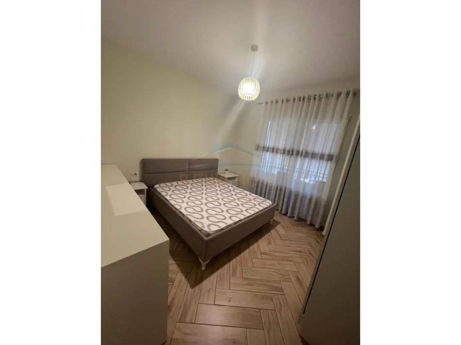 Tirane, jepet me qera 1+1+Ballkon , 63 m² 500 € (Rruga e Dibres)