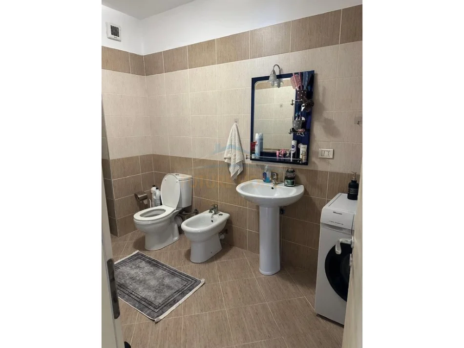 Tirane, jepet me qera apartament 2+1+Ballkon , 123 m² 550 € 