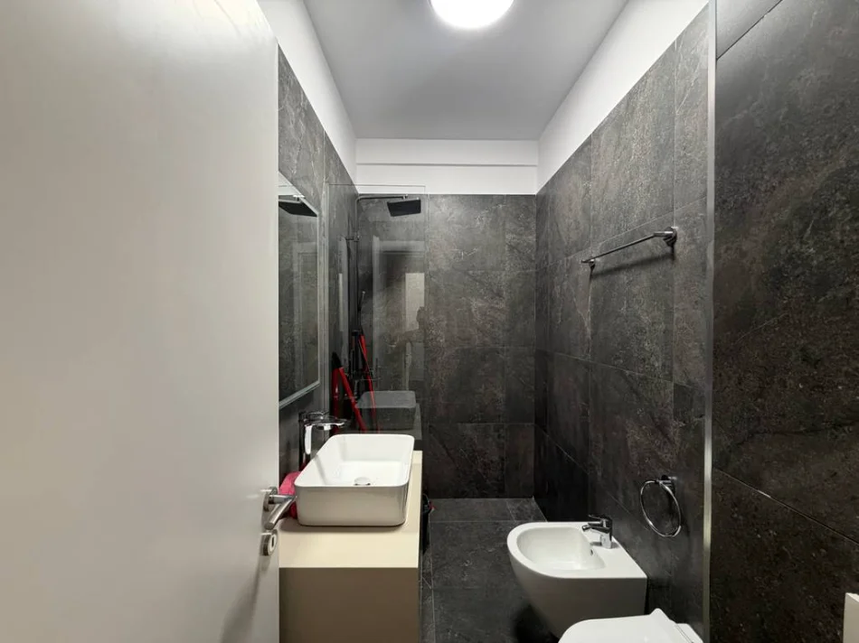 Tirane, jepet me qera apartament 2+1+2+Ballkon Kati 9, 116 m² 1.250 € (Mine Peza, Rezidenca Golden Tower)