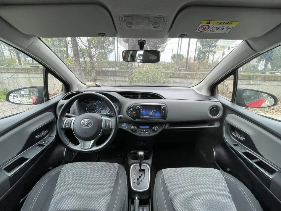 Tirane, shes makine TOYOTA YARIS HYBRID Benzin, e kuqe automatik Klima 152.800 km 9.700 €