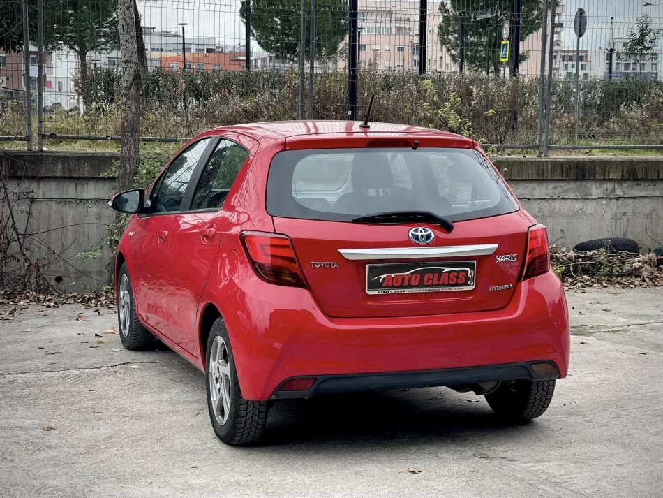 Tirane, shes makine TOYOTA YARIS HYBRID Benzin, e kuqe automatik Klima 152.800 km 9.700 €