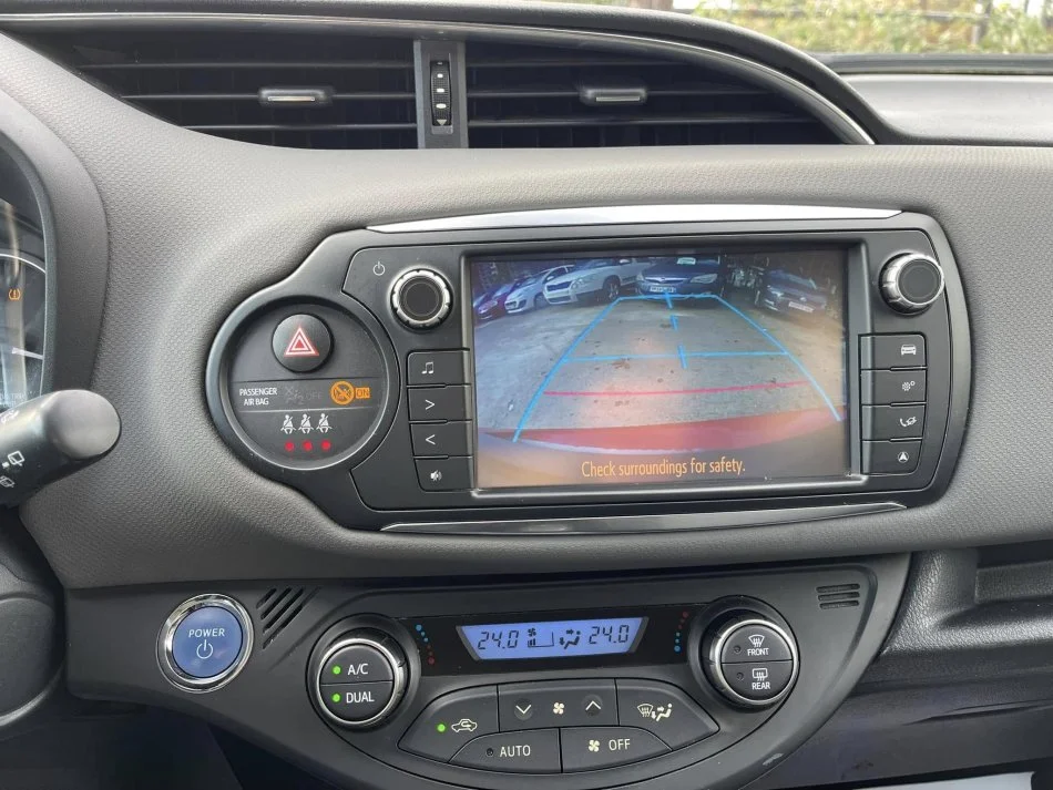 Tirane, shes makine TOYOTA YARIS HYBRID Benzin, e kuqe automatik Klima 152.800 km 9.700 €