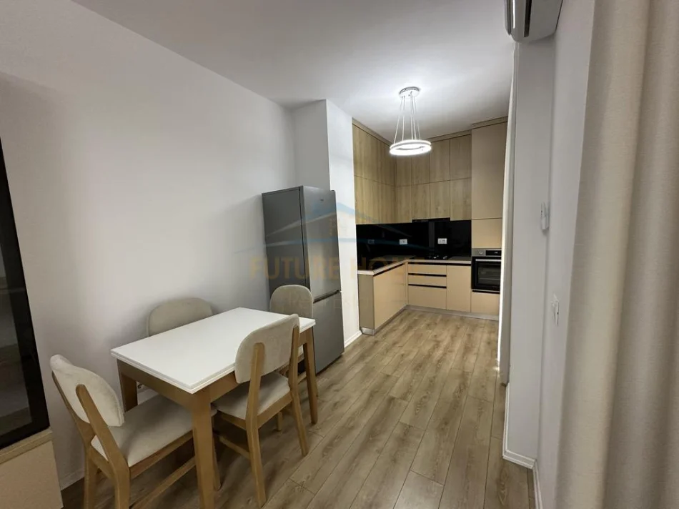 Tirane, jepet me qera apartament 2+1+Ballkon Kati 7, 109 m² 550 € (UNIVERS CITY)
