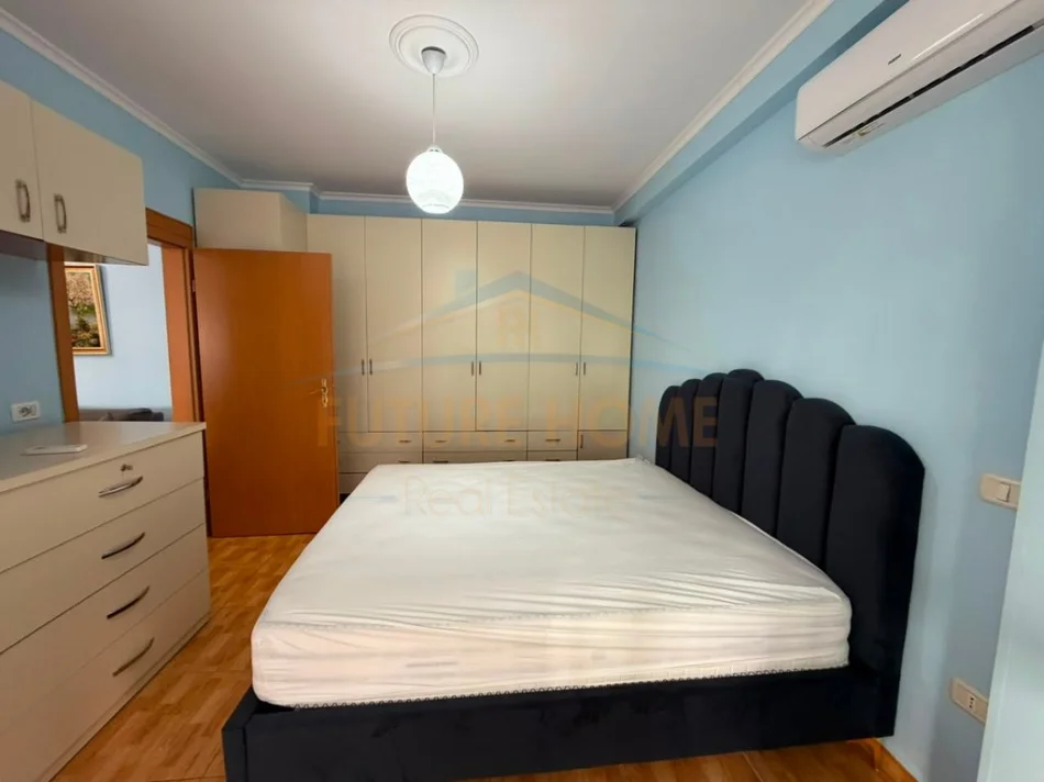 Tirane, jepet me qera apartament 1+1+Ballkon Kati 2, 54 m² 650 € (RRUGA E BARRIKADAVE)
