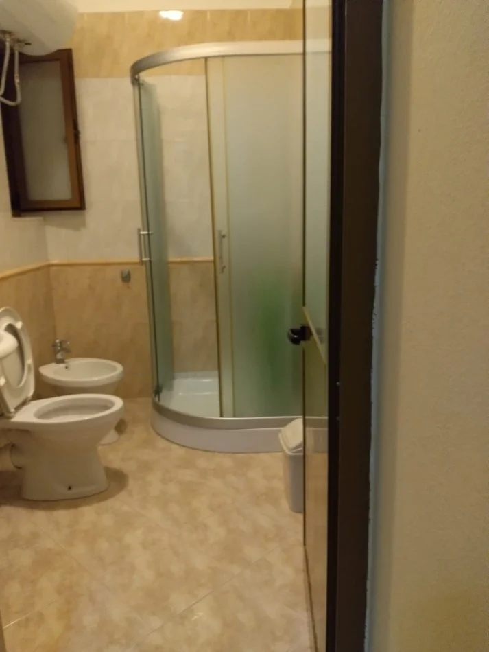 Tirane, jepet me qera apartament 2+1 Kati 2, 100 m² 401 € (rruga ethem haxhi beu)