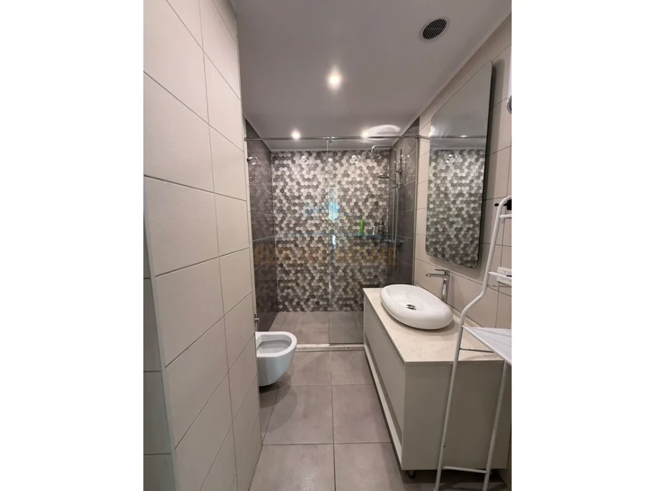 Tirane, jepet me qera apartament 2+1+Ballkon Kati 6, 100 m² 750 € (Fusha e Aviacionit)