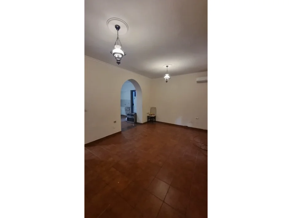 Tirane, shitet apartament 3+1+Ballkon Kati 2, 116 m² 240.000 € (Rruga e Kavajës)