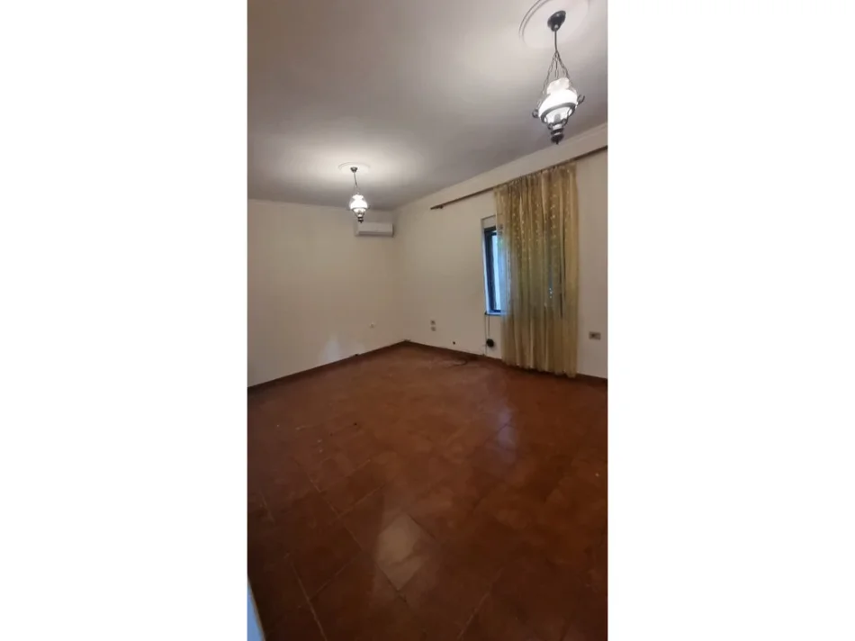 Tirane, shitet apartament 3+1+Ballkon Kati 2, 116 m² 240.000 € (Rruga e Kavajës)