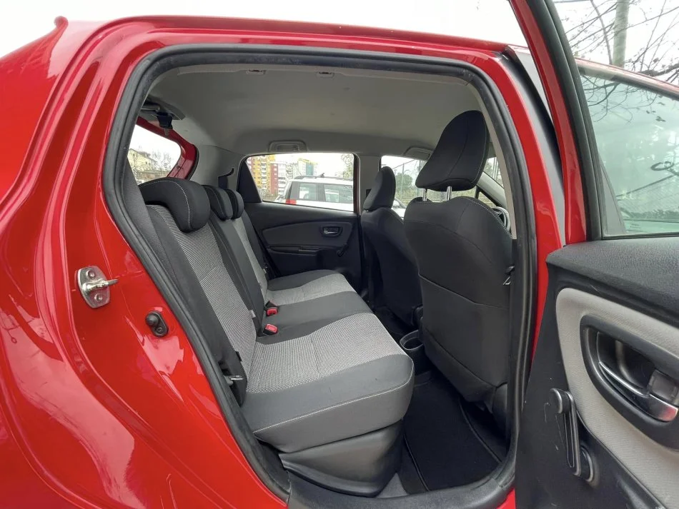 Tirane, shes makine TOYOTA YARIS HYBRID Benzin, e kuqe automatik Klima 152.800 km 9.700 €