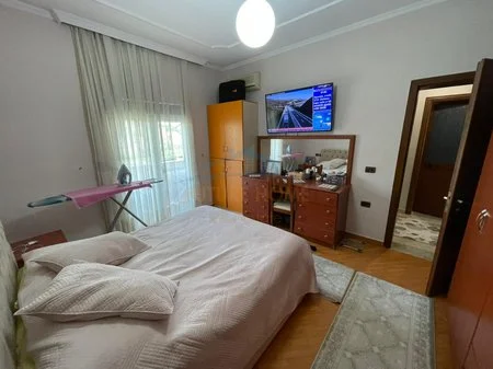 Tirane, jepet me qera apartament 2+1+Ballkon Kati 2, 109 m² 500 € (Rruga Siri Kodra)