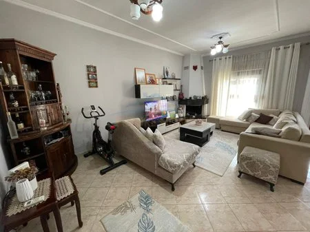 Tirane, jepet me qera apartament 2+1+Ballkon Kati 2, 109 m² 500 € (Rruga Siri Kodra)