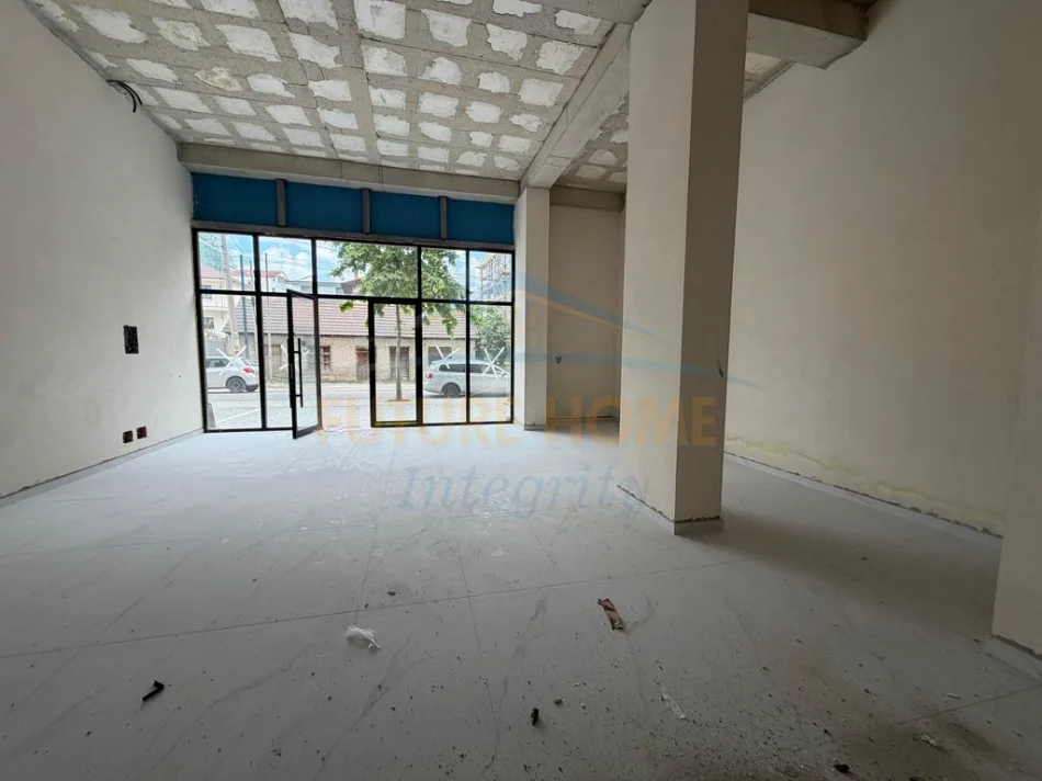 Tirane, jepet me qera ambjent biznesi Kati 0, 78 m² 1.200 € (Paskuqan)