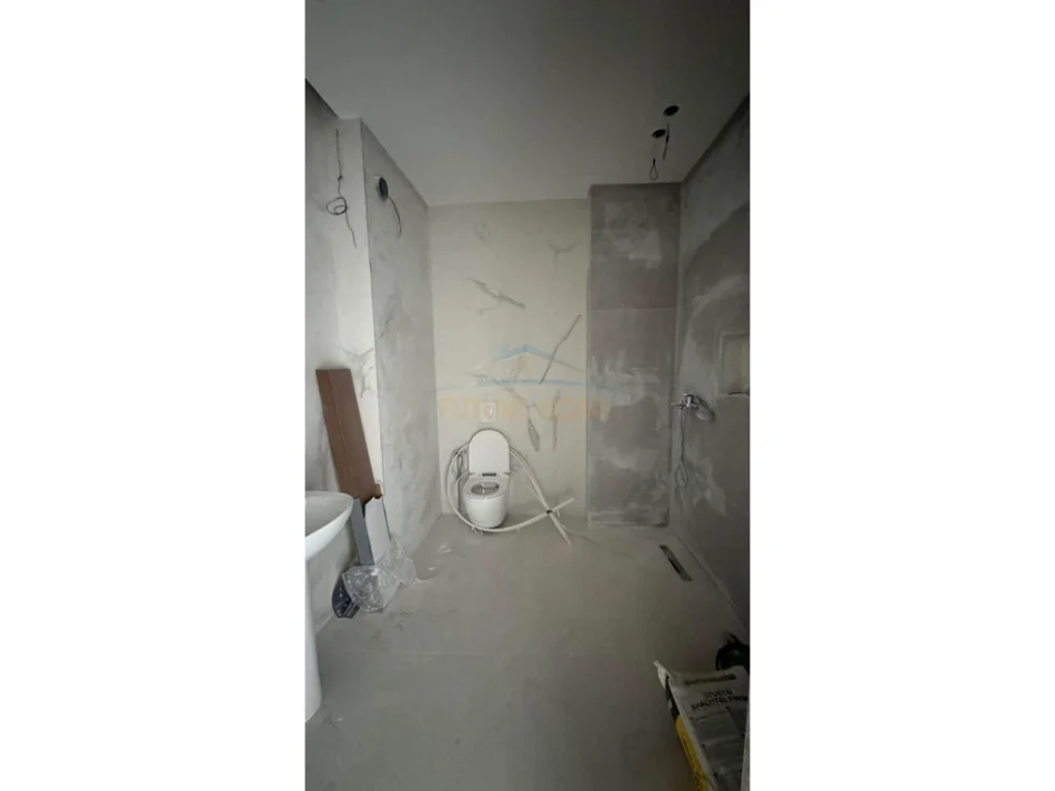 Tirane, jepet me qera ambjent biznesi Kati 1, 141 m² 1.000 € (Paskuqan)