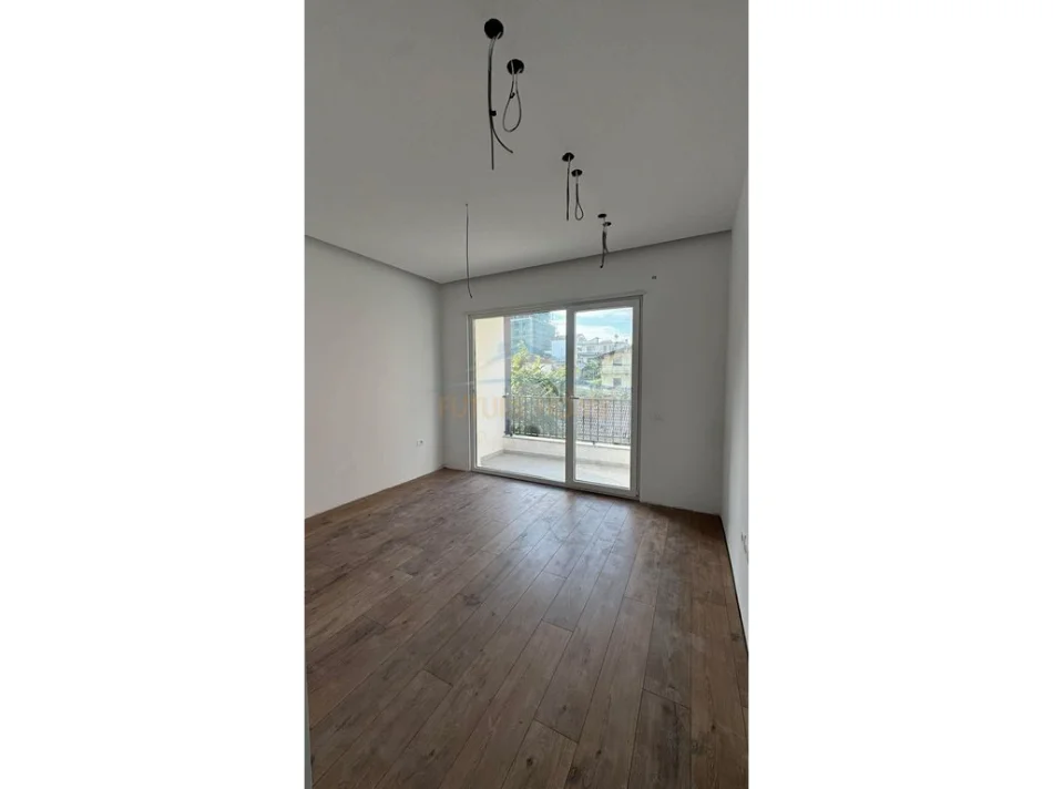 Tirane, jepet me qera ambjent biznesi Kati 1, 141 m² 1.000 € (Paskuqan)