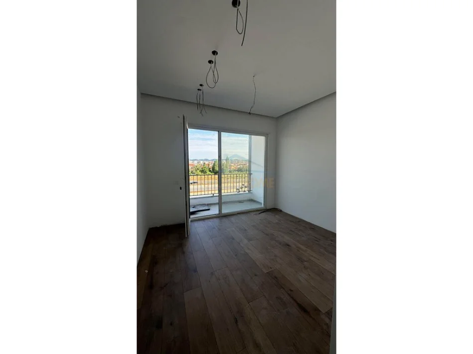 Tirane, jepet me qera ambjent biznesi Kati 1, 141 m² 1.000 € (Paskuqan)