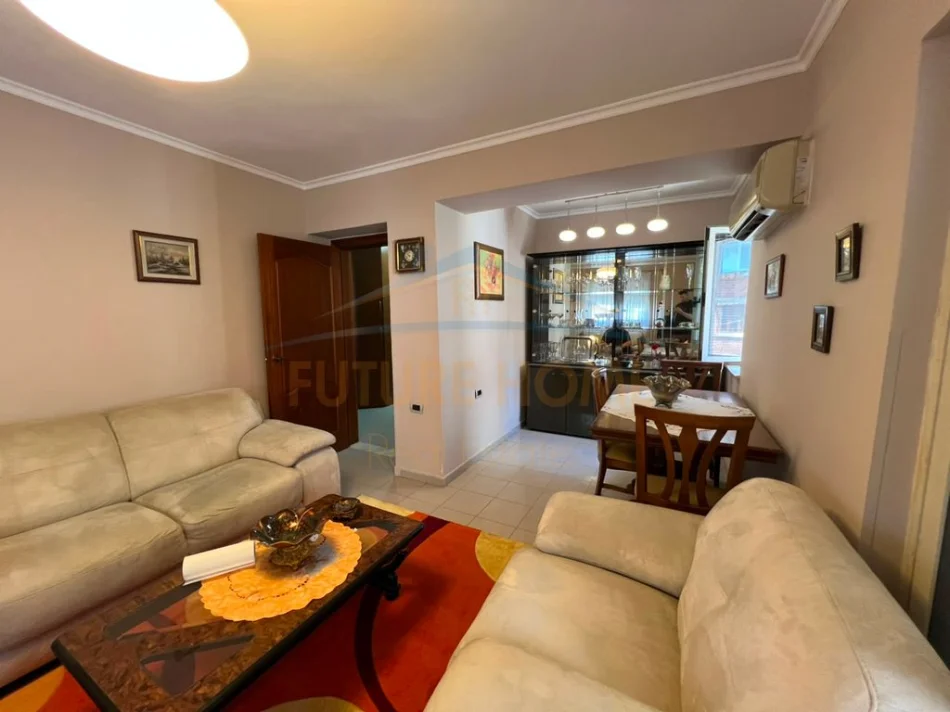 Tirane, jepet me qera apartament 2+1+Ballkon Kati 3, 80 m² 80 € (Rruga e Durresit)