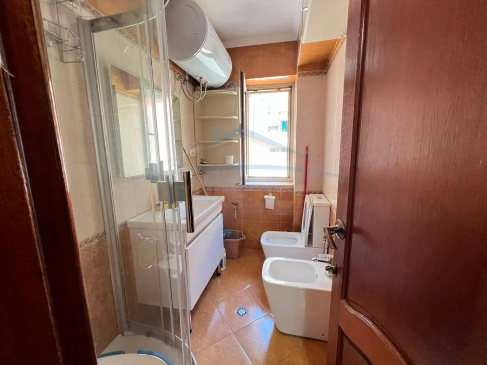 Tirane, jepet me qera apartament 2+1+Ballkon Kati 3, 80 m² 80 € (Rruga e Durresit)