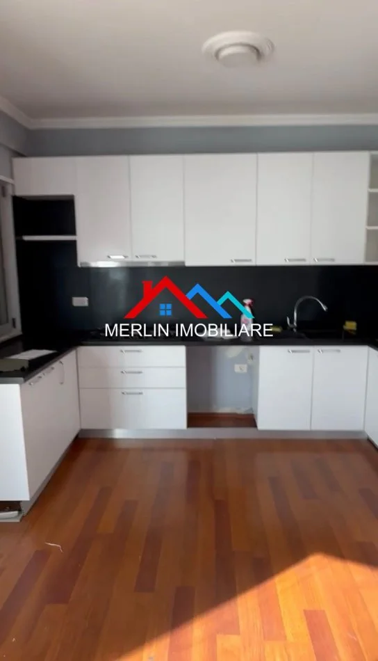 Tirane, jepet me qera ambjent biznesi Kati 2, 120 m² 820 € (RRUGA 5 MAJI)