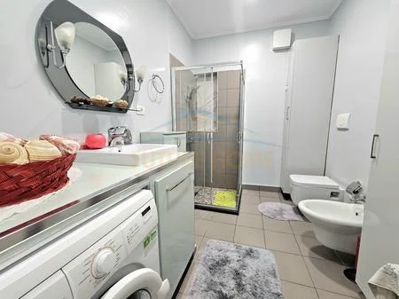 Tirane, jepet me qera apartament 2+1+Ballkon Kati 2, 65 m² 700 € (Ambasada Amerikane)