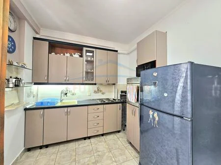 Tirane, jepet me qera apartament 2+1+Ballkon Kati 2, 65 m² 700 € (Ambasada Amerikane)