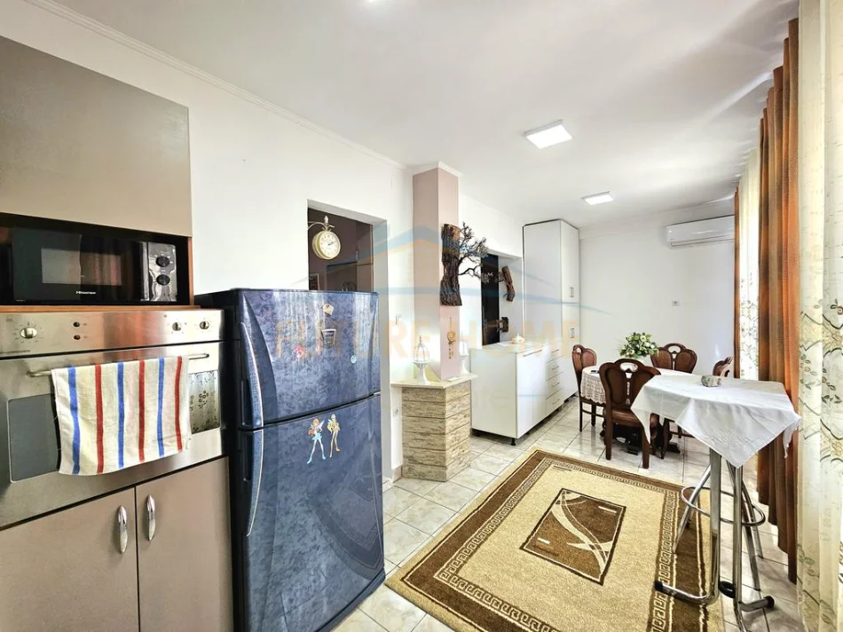 Tirane, jepet me qera apartament 2+1+Ballkon Kati 2, 65 m² 700 € (Rruga e Elbasanit)