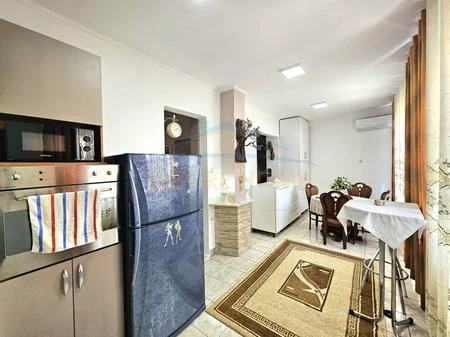 Tirane, jepet me qera apartament 2+1+Ballkon Kati 2, 65 m² 700 € (Ambasada Amerikane)