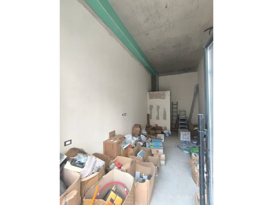 Tirane, jepet me qera ambjent biznesi Kati 0, 24 m² 500 € (Kompleksi Ndregjoni)
