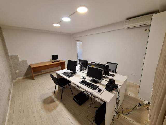 Tirane, jepet me qera zyre Kati 1, 116 m² 600 Euro (Bllok)