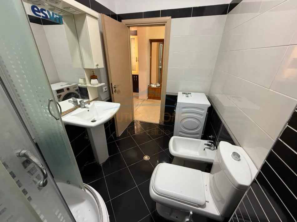 Tirane, jepet me qera apartament 1+1+Ballkon Kati 1, 64 m² 450 € (Kopshti Zoologjik)