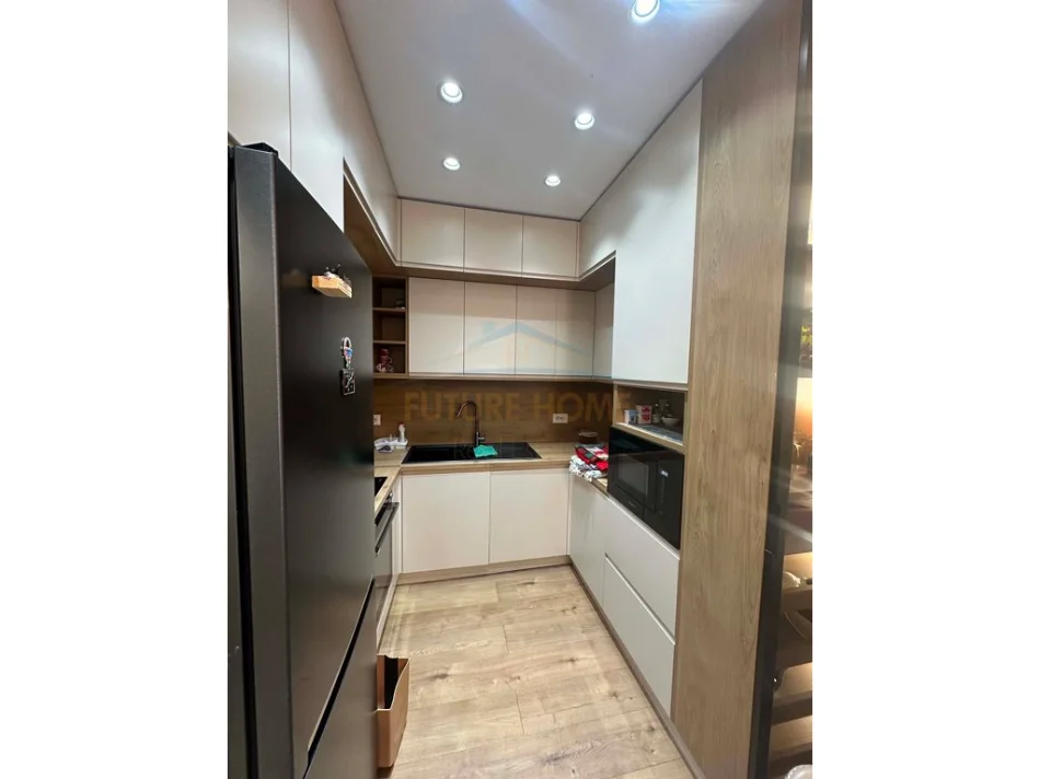 Tirane, jepet me qera apartament 1+1+Ballkon Kati 6, 50 m² 550 € (Unaza e Re)