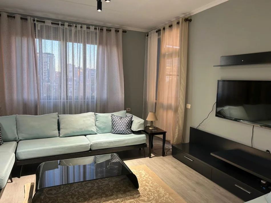Tirane, jepet me qera apartament 2+1+Ballkon Kati 7, 102 m² 650 € (Shkolla e baletit)