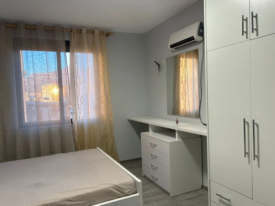Tirane, jepet me qera apartament 2+1+Ballkon Kati 7, 102 m² 650 € (Shkolla e baletit)