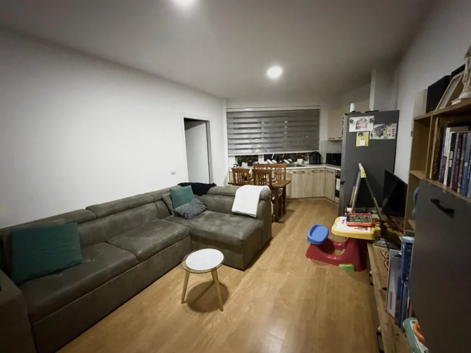 Tirane, jepet me qera apartament 1+1+Ballkon Kati 11, 49 m² 550 € (Kompleksi Kontakt)
