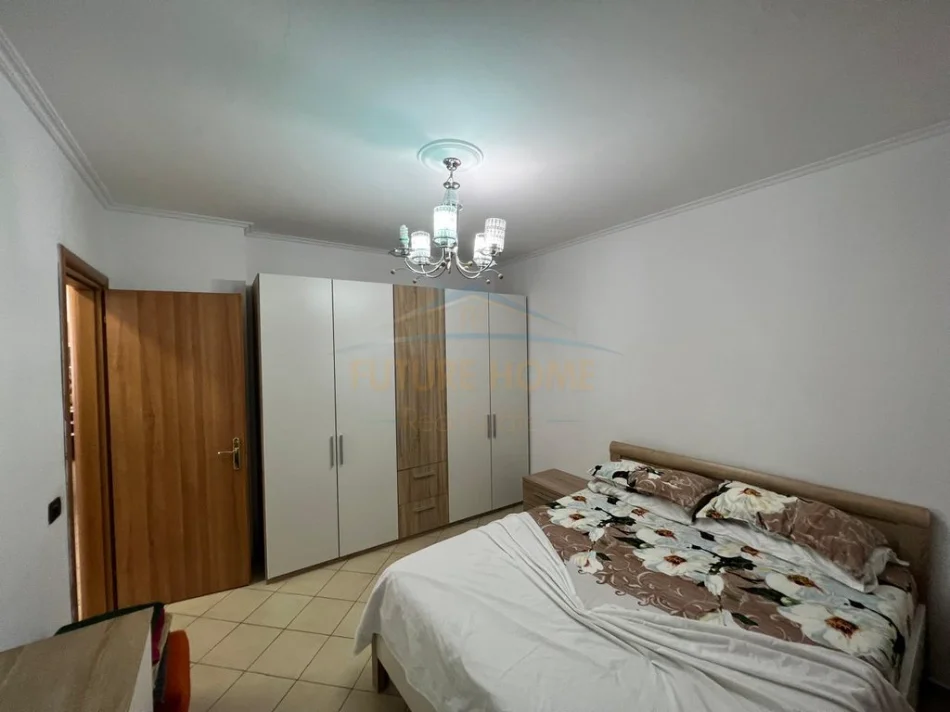 Tirane, jepet me qera apartament 3+1 Kati 8, 120 m² 950 € (Ish parku autobuzave)