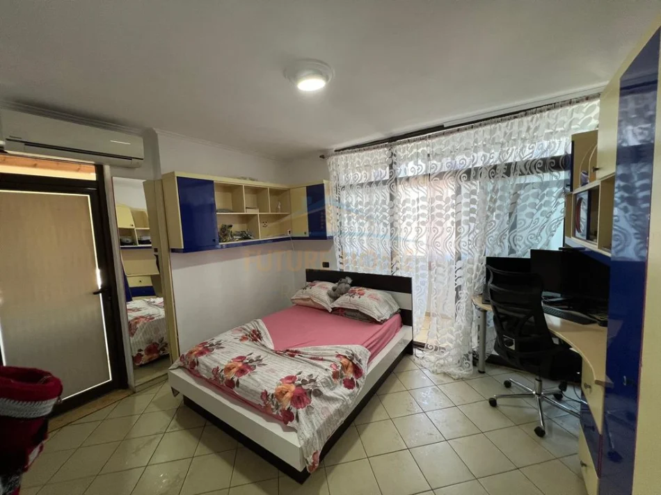 Tirane, jepet me qera apartament 3+1 Kati 8, 120 m² 950 € (Ish parku autobuzave)