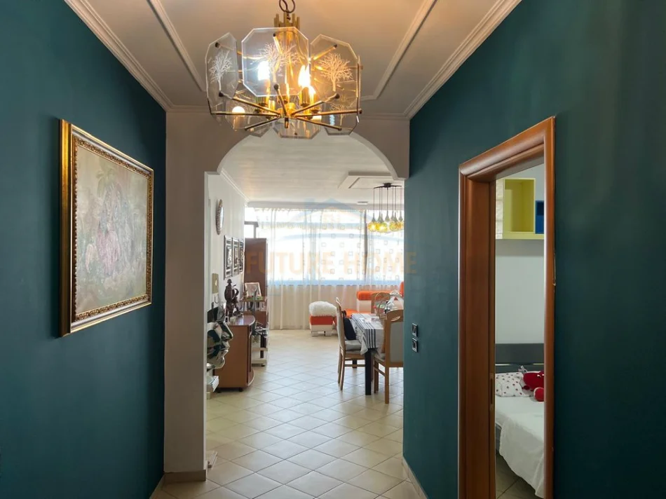 Tirane, jepet me qera apartament 3+1 Kati 8, 120 m² 950 € (Ish parku autobuzave)
