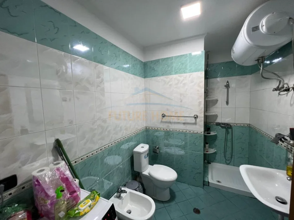 Tirane, jepet me qera apartament 3+1+Ballkon Kati 8, 120 m² 950 € (Ish parku autobuzave)