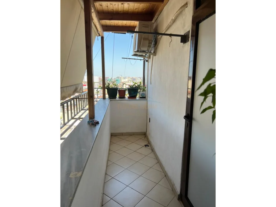 Tirane, jepet me qera apartament 3+1 Kati 8, 120 m² 950 € (Ish parku autobuzave)