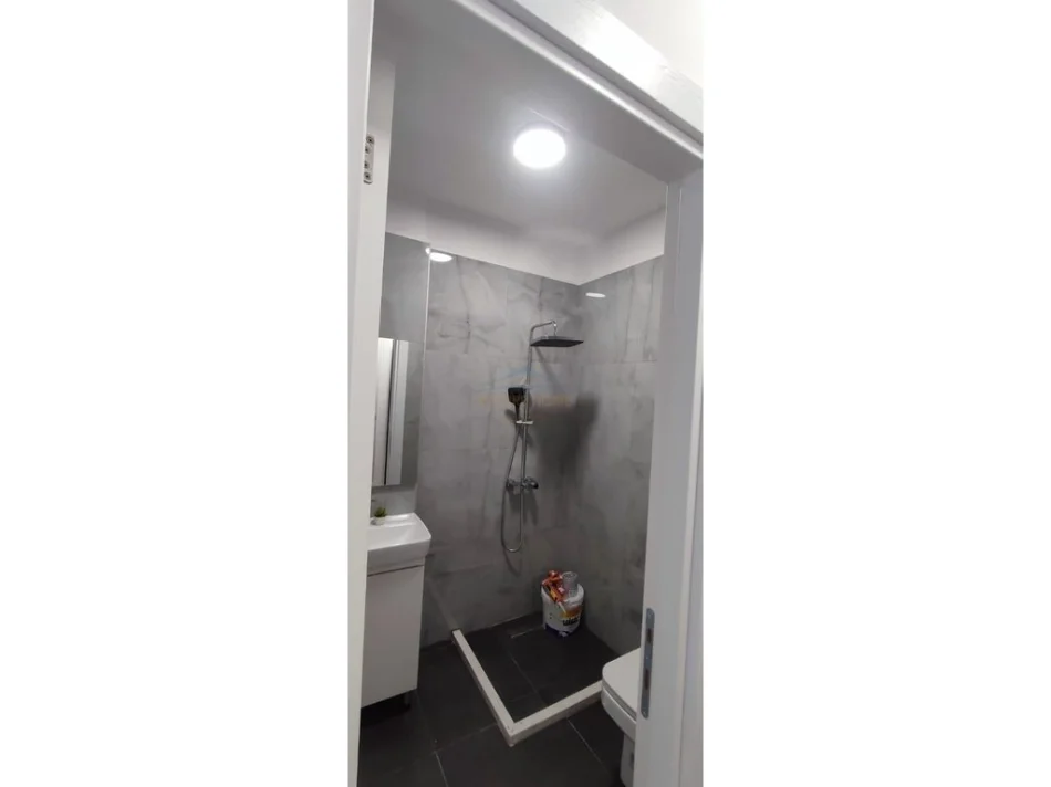 Tirane, jepet me qera garsonier 1+1+Ballkon Kati 4, 36 m² 450 € (Kristal Center)