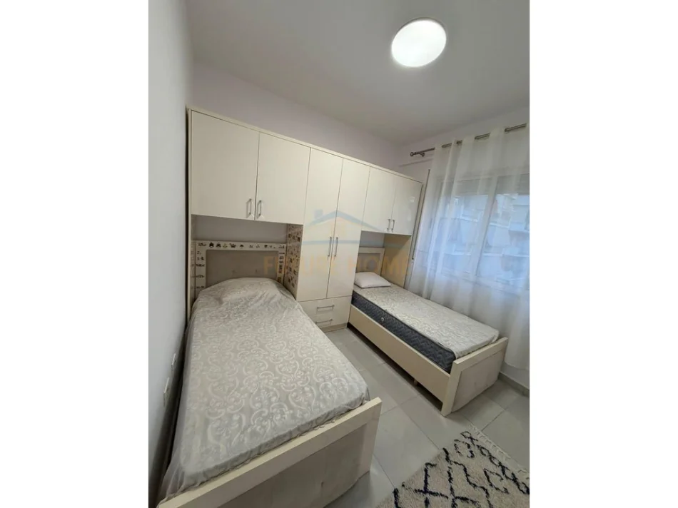 Tirane, jepet me qera apartament 2+1+Ballkon Kati 5, 88 m² 600 € (Kompleksi Golden park)