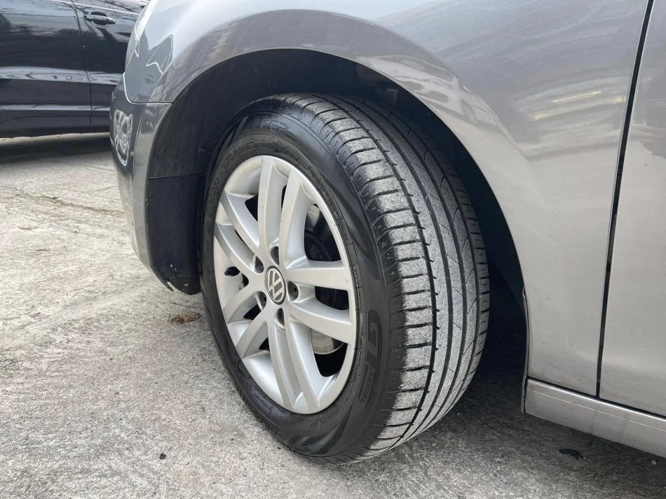 Tirane, shes makine VW GOLF VI Nafte, gri e erret manuale Klima 177.000 km 5.700 €