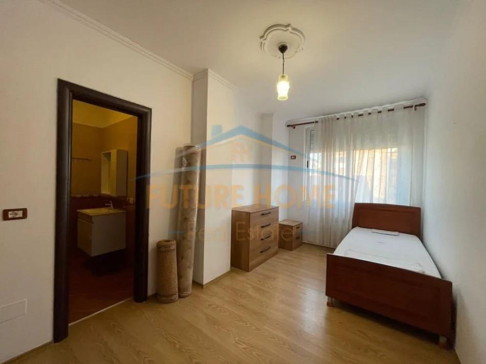 Tirane, jepet me qera apartament 2+1+Aneks+Ballkon Kati 4, 114 m² 650 € 