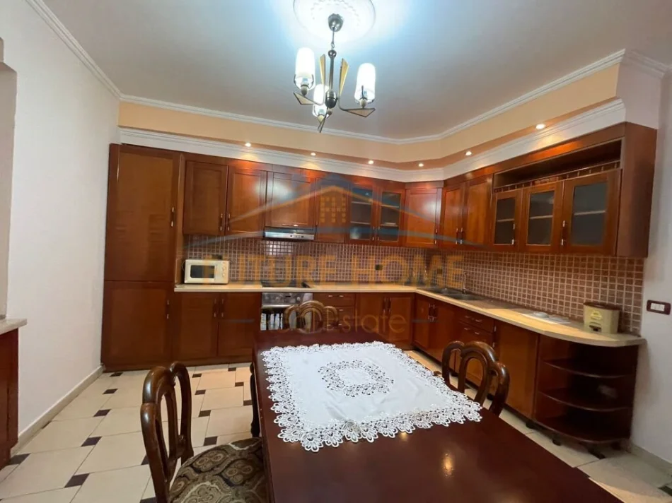 Tirane, jepet me qera apartament 2+1+Aneks+Ballkon Kati 4, 114 m² 650 € 