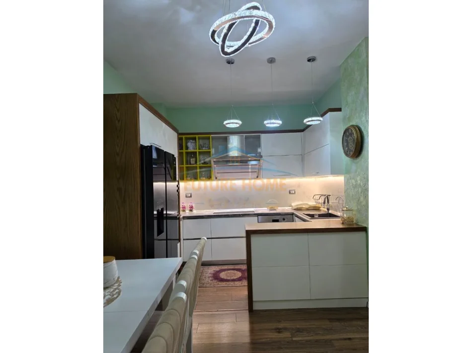 Tirane, jepet me qera apartament 2+1 Kati 4, 97 m² 730 € (Fresku)