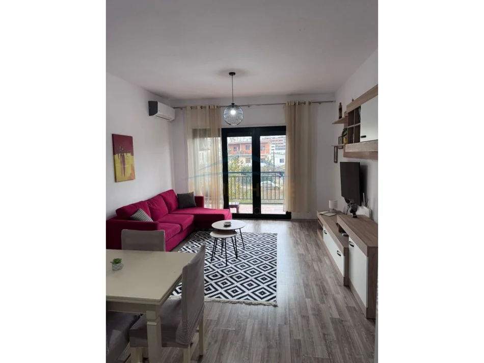 Tirane, jepet me qera apartament 1+1+Ballkon Kati 2, 72 m² 450 € (Green City)
