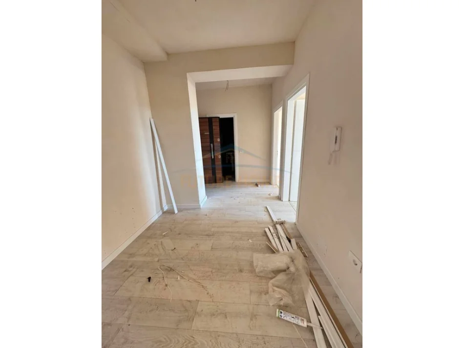 Tirane, shes apartament 2+1+Ballkon Kati 3, 95 m² 150.000 € (urban gate)