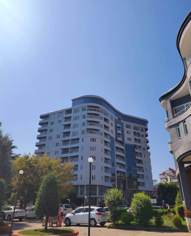 SHITET: Apartament 2 + 1/Pogradec_ Center Kapri/PAMJE NGA LIQENI