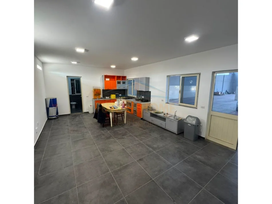 Tirane, jepet me qera magazine Kati 0, 2.000 m² 3.000 € (BUBQ)